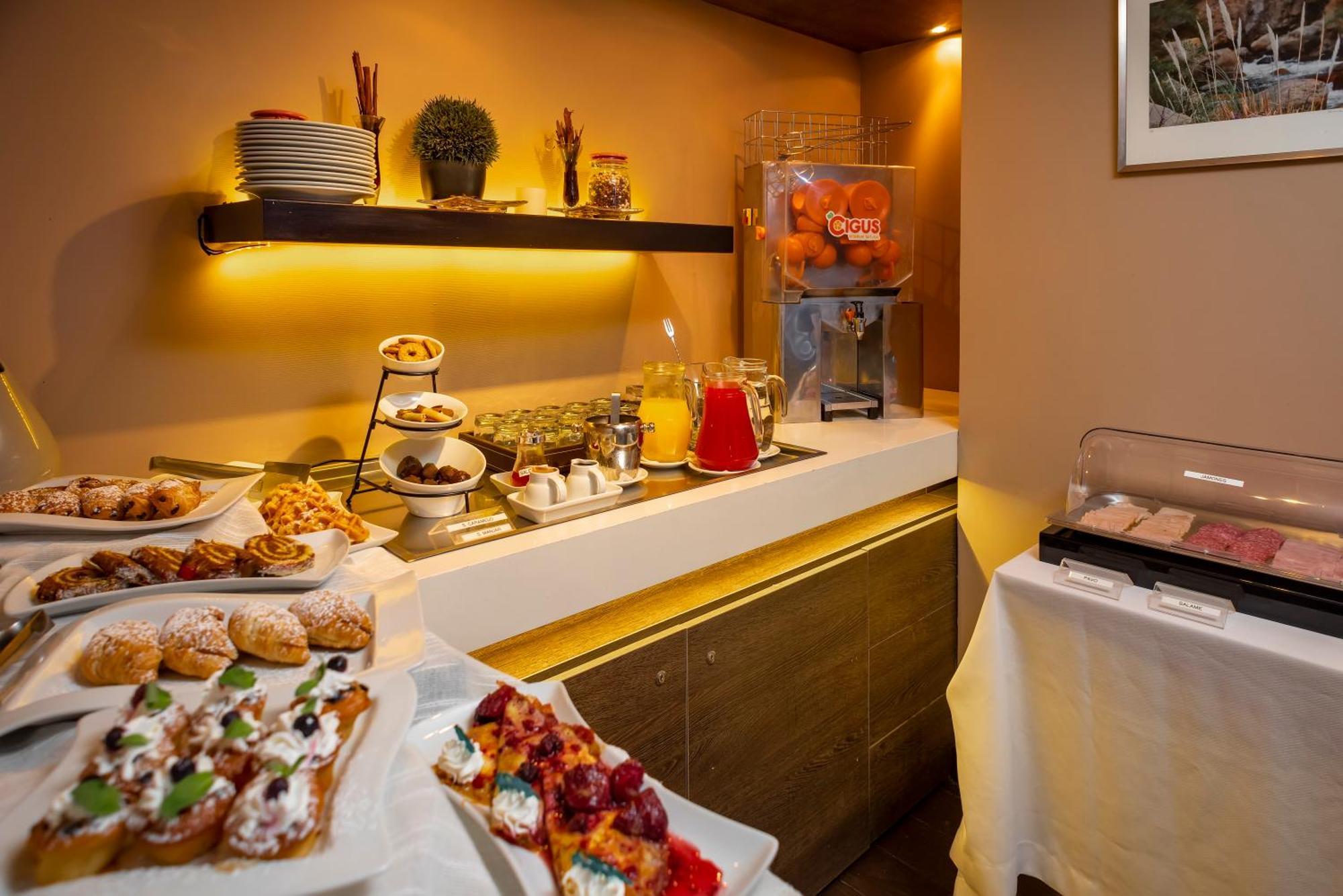 Hotel Los Espanoles Plus Сантяго Екстериор снимка